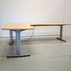Begagnat höj- och sänkbart skrivbord med påbyggnadsdel vänster