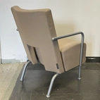 Begagnad fåtölj i skinn, beige