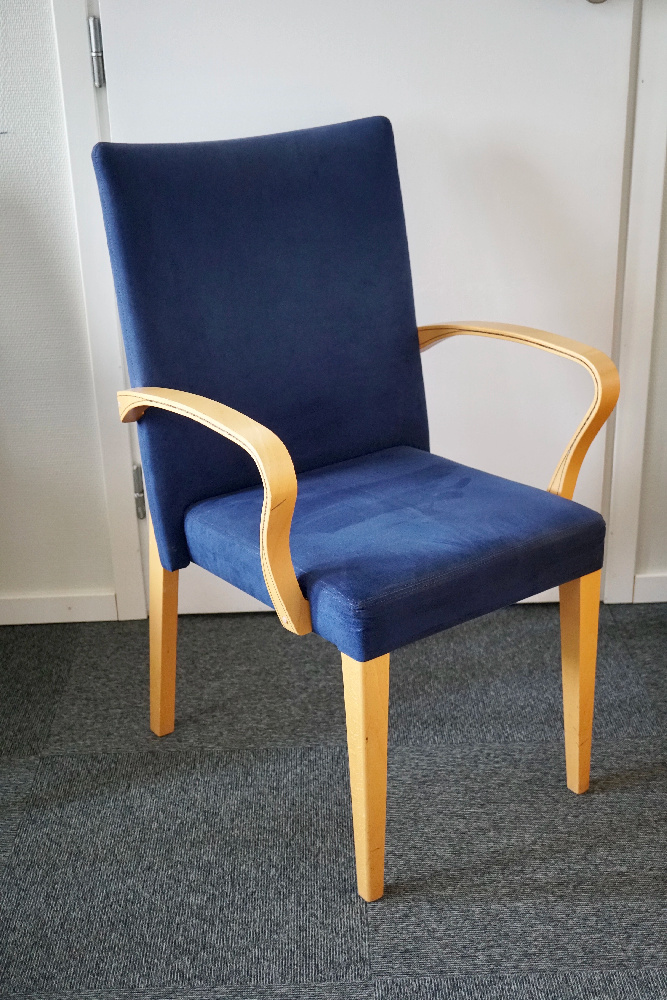 Begagnad konferensstol, mörkblå sammet