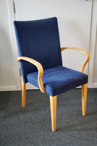 Begagnad konferensstol, mörkblå sammet