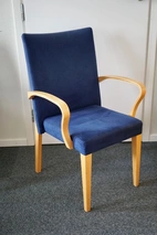 Begagnad konferensstol, mörkblå sammet