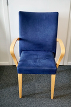 Begagnad konferensstol, mörkblå sammet