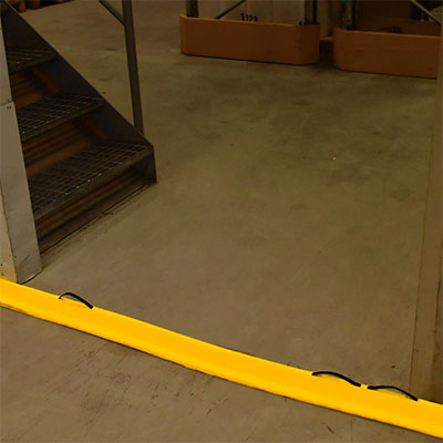 Spillbarriär flexibel höjd 7 cm med två bärhandtag längd 3 m