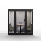 Pod Lugnet Duett, Exteriör svart/Soffa tyg Cura varmgrå