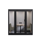 Pod Lugnet Duett, Exteriör svart/Soffa tyg Cura varmgrå