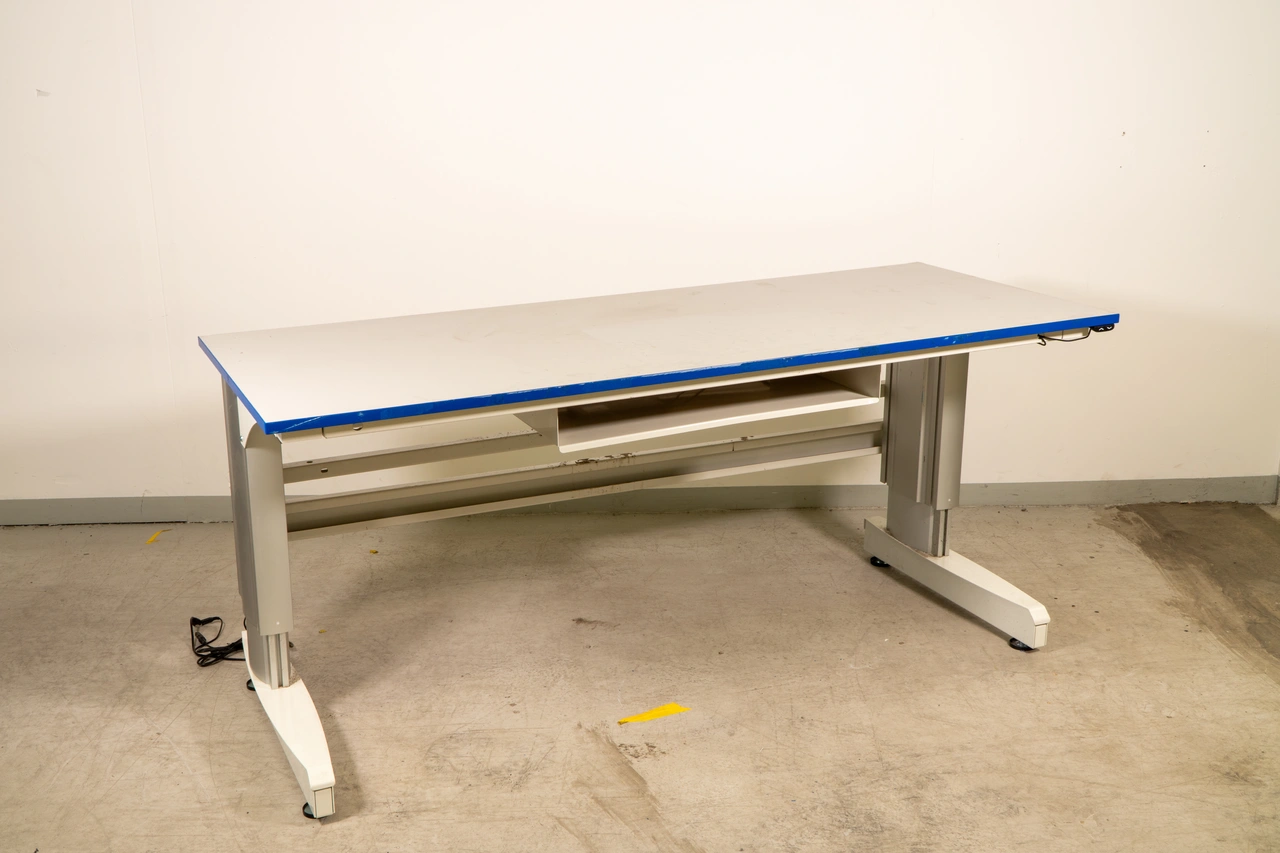 Begagnat höj och sänkbart arbetsbord 2000x800mm