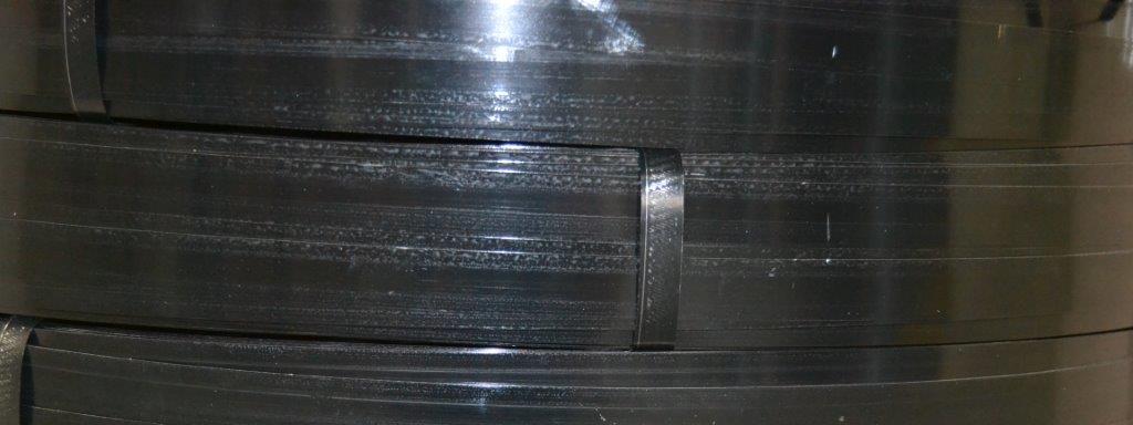Bredspolat stålband, 16 mm, ca 800 m, 50 kg/rulle, inv.Ø 406 mm