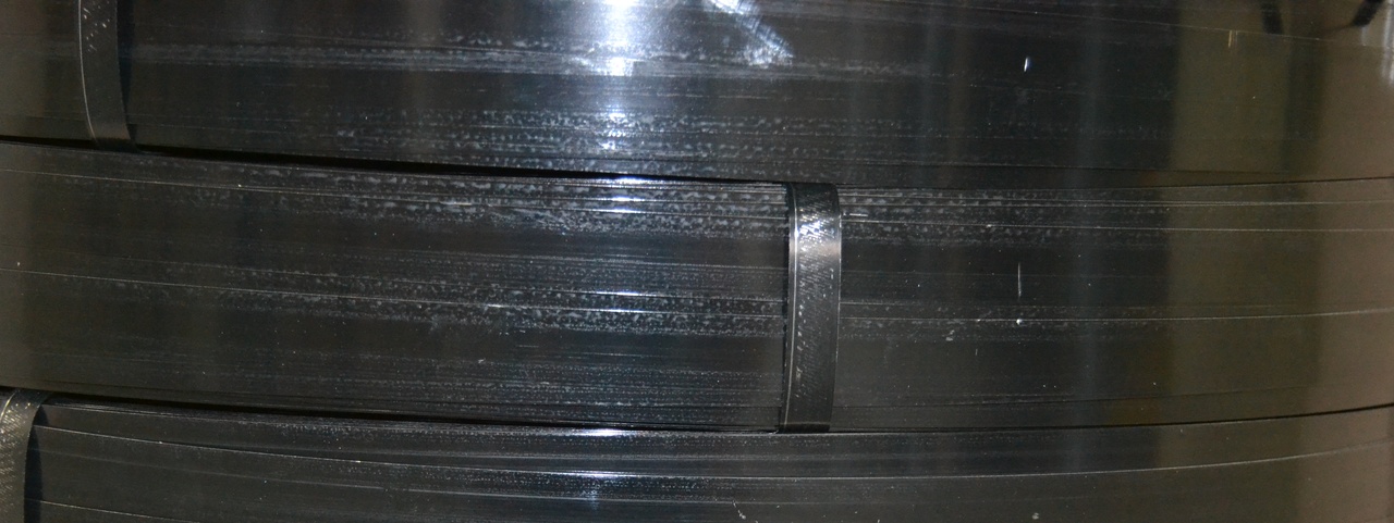 Bredspolat stålband, 13 mm, ca 1000 m, 50 kg/rulle, inv.Ø 406 mm